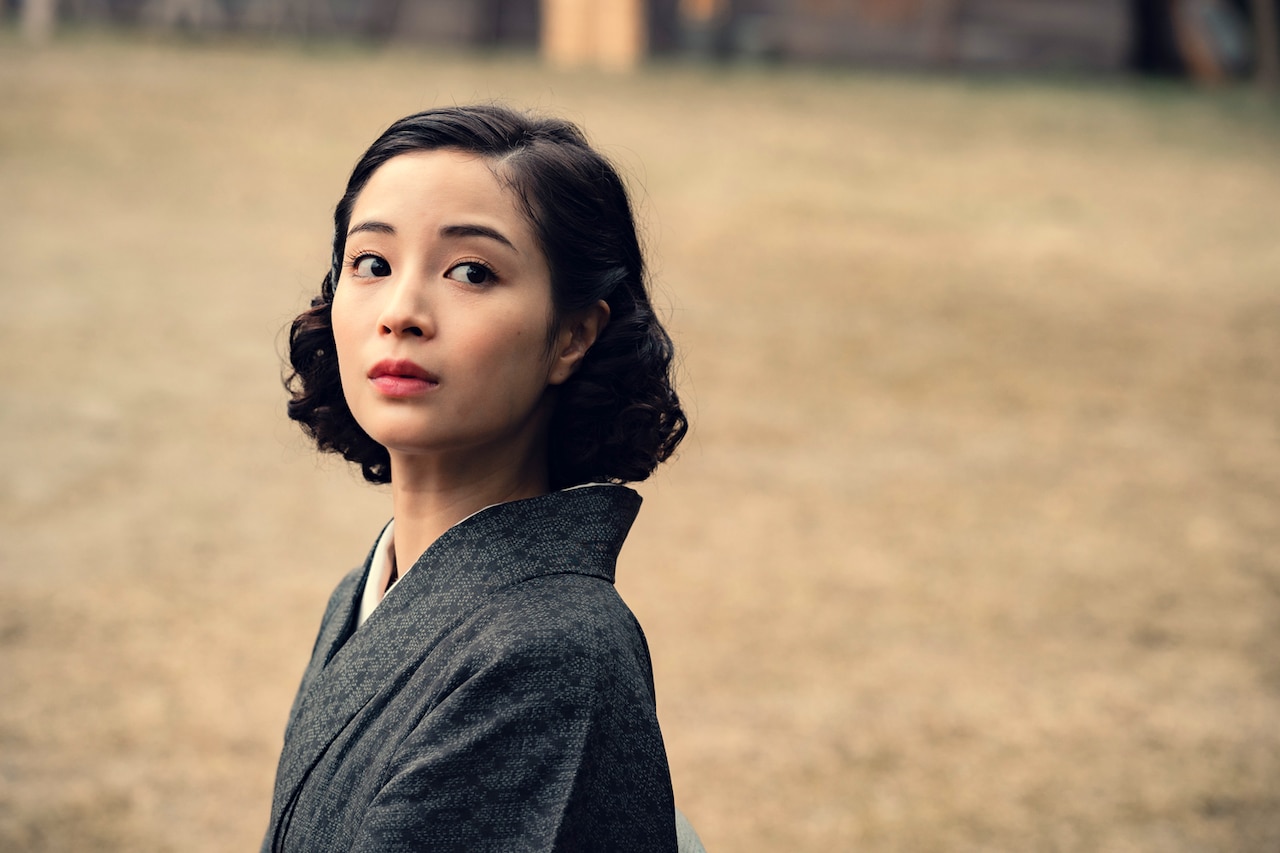映画「遠い山なみの光」新場面写真より、広瀬すず演じる長崎時代の悦子