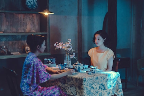 映画「遠い山なみの光」新場面写真より、（左から）二階堂ふみ演じる佐知子、広瀬すず演じる悦子