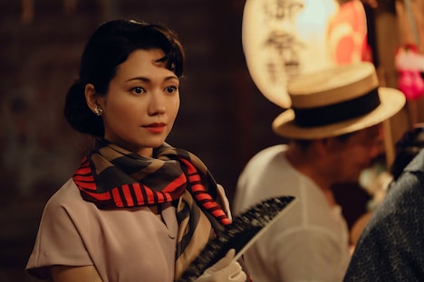 映画「遠い山なみの光」新場面写真より、二階堂ふみ演じる佐知子。悦子には佐知子が圧倒的に自由で、希望を胸に自身の足で前へ進む女性に見えている