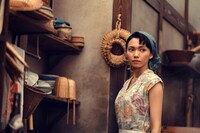 映画「遠い山なみの光」新場面写真より、二階堂ふみ演じる佐知子