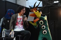 奇獣・未来を見た（右）から、まだ公開前の映画の動員数を見せられる藤井亮