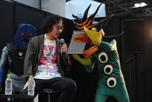 奇獣・未来を見た（右）から、まだ公開前の映画の動員数を見せられる藤井亮