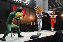 左から奇獣・未来を見た、タローマン、太陽仮面サンタワー