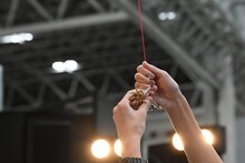 会場の少年にプレゼントされたタローマンのベンダブルアクションフィギュア