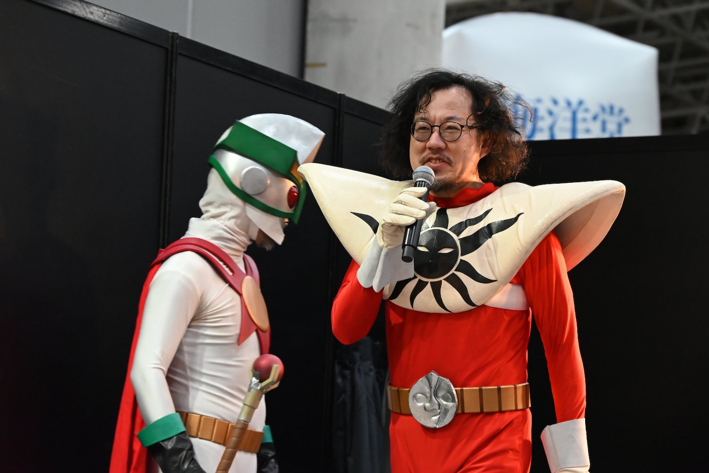 太陽仮面サンタワーになっていた藤井亮（右）