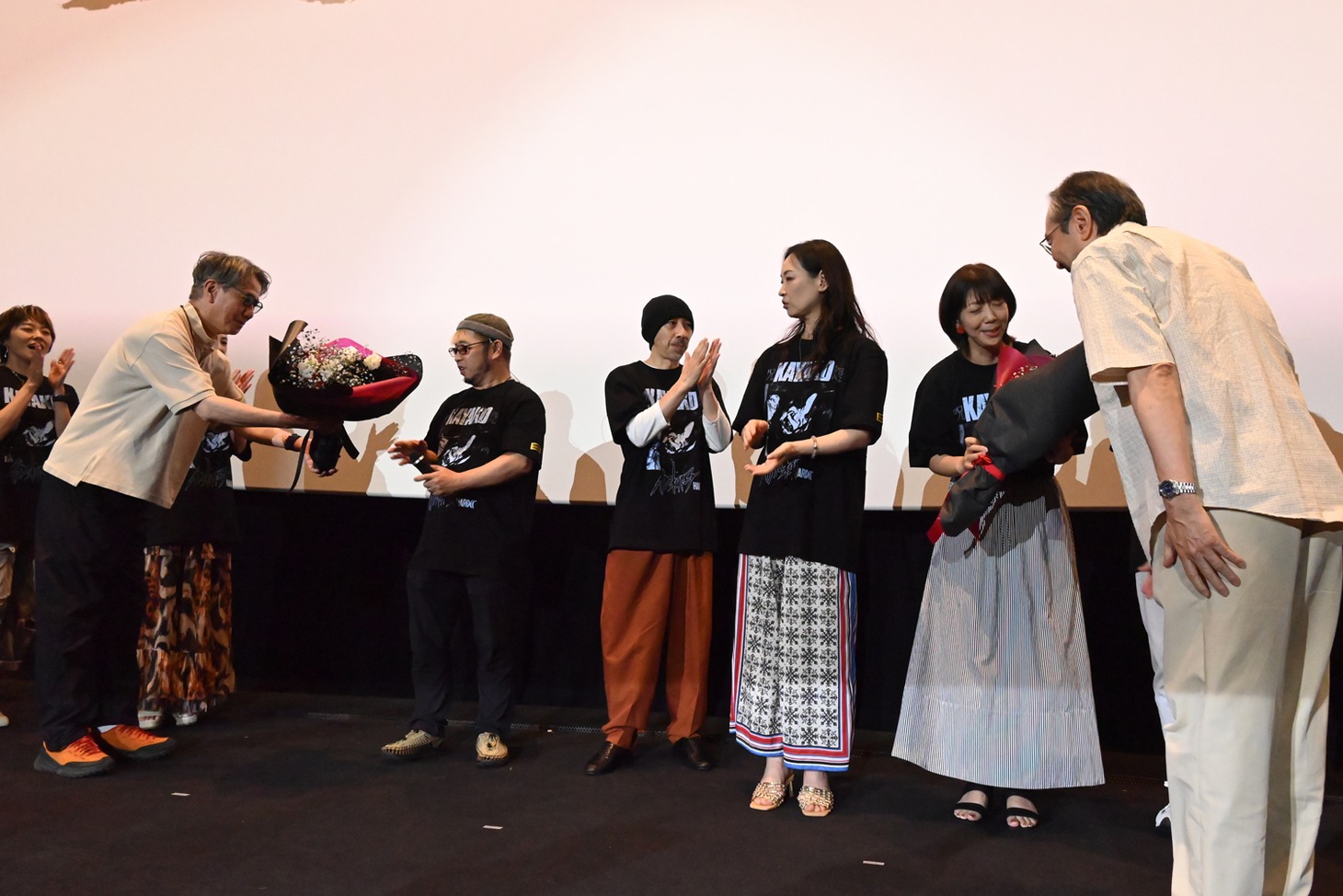 「呪怨〈4K：Vシネマ版〉」舞台挨拶付先行上映会での花束贈呈の様子
