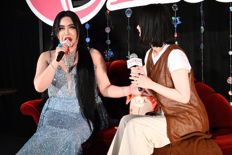 観客の恋愛相談に乗るアレン様（左）