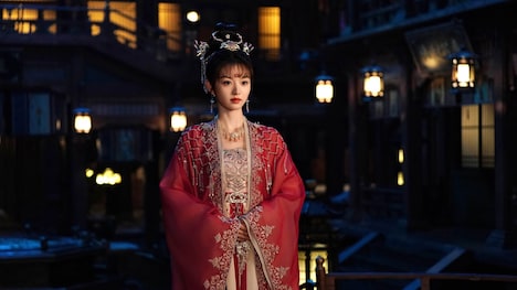 本作のヒロイン・臨安。演じるのは中国ドラマ「卿卿日常～宮廷を彩る幸せレシピ～」でトップ女優の仲間入りを果たしたティエン・シーウェイ（田曦薇）