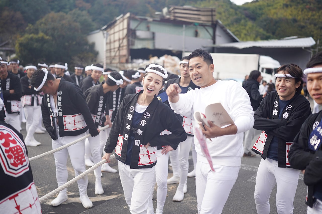「バッコン！」メイキング写真より。主演の柳ゆり菜（中央左）と監督の泉原航一（中央右）