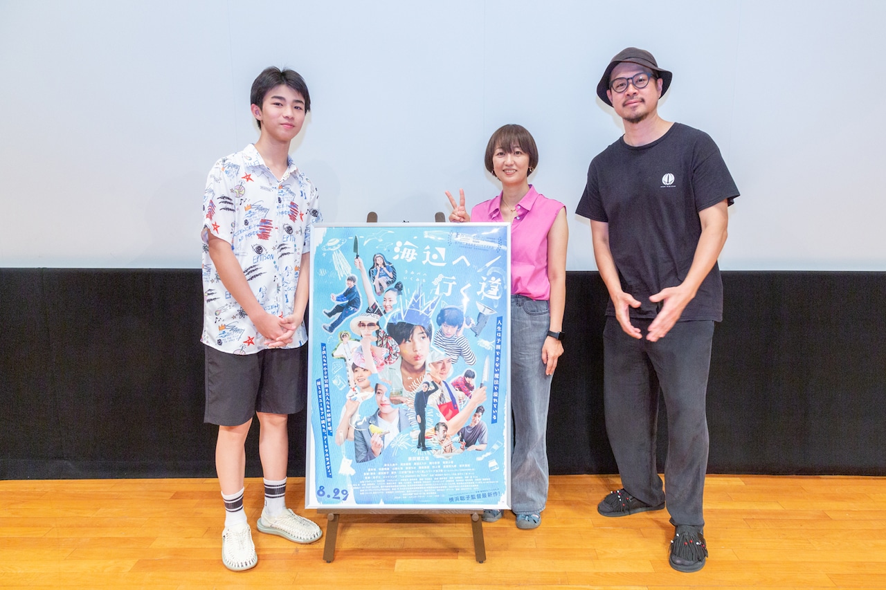 オールロケを行った香川県・小豆島で行われた「海辺へ行く道」凱旋上映の様子。左から原田琥之佑、横浜聡子、和田大輔