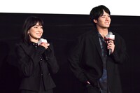 左から菅野美穂、赤楚衛二