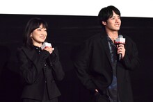 左から菅野美穂、赤楚衛二