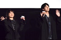 左から菅野美穂、赤楚衛二