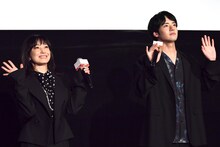 左から菅野美穂、赤楚衛二