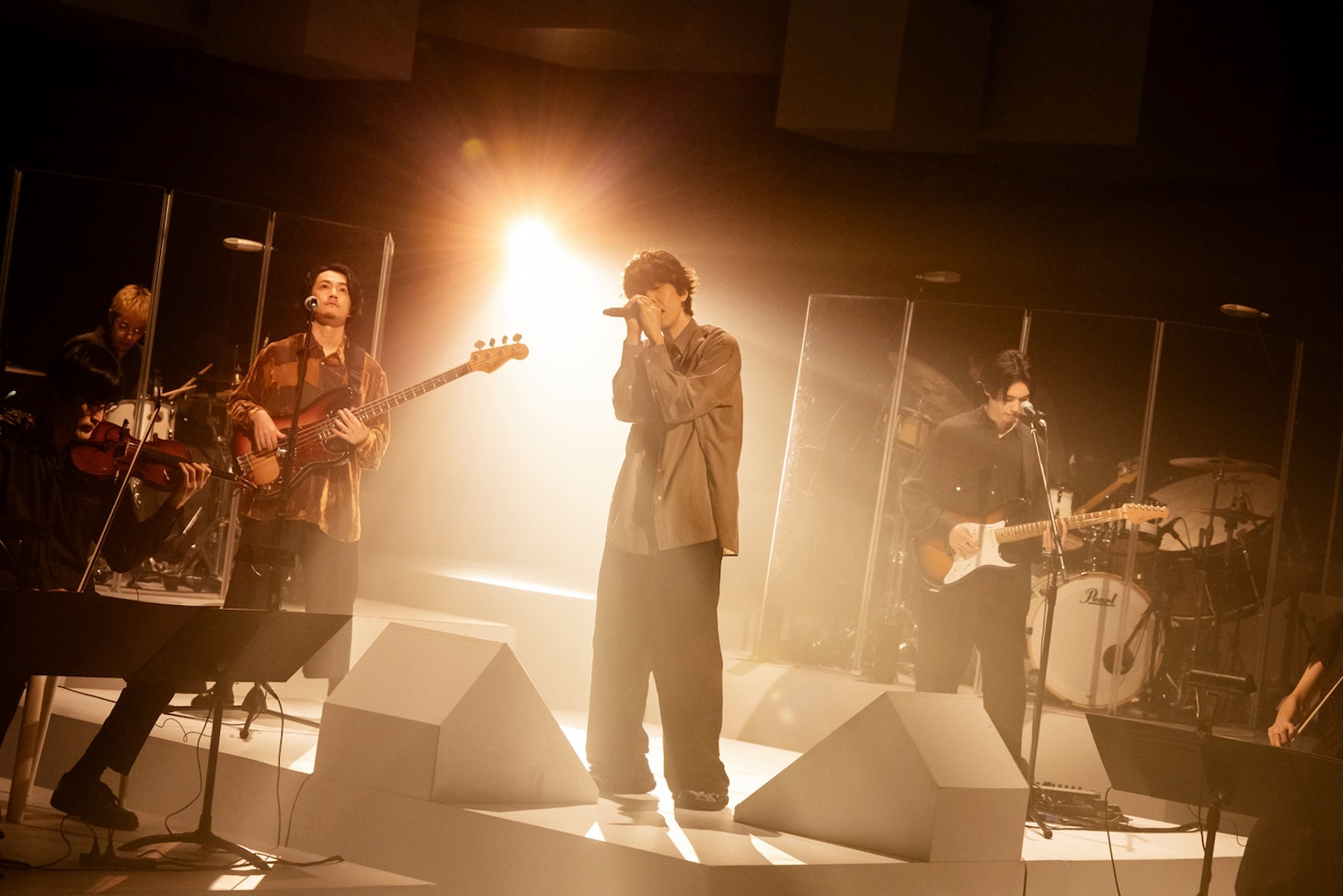「あんぱん×RADWIMPS スペシャル」より、RADWIMPSのパフォーマンスシーン