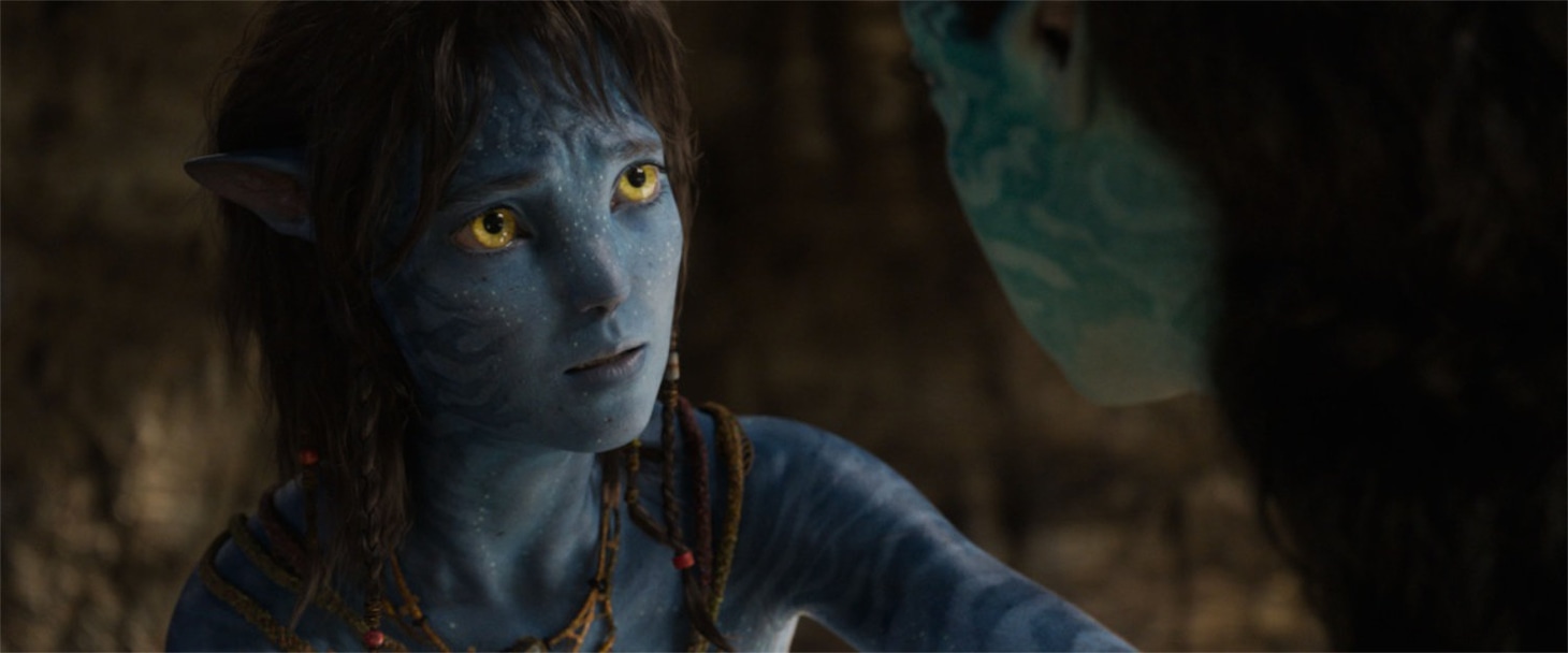 「アバター：ファイヤー・アンド・アッシュ」で、シガニー・ウィーバーが演じるキリ