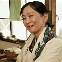 ドラマ「大阪激流伝」より、タカヰ役の麻生祐未。（写真提供：NHK）