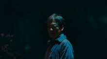 「災 劇場版」香川照之演じる“男”。彼は姿、口調、性格、所作を変えて、葛藤を抱えながら生きる罪なき6人の日常に紛れ込む