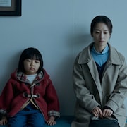 少女時代ユリらの表情捉えた「侵蝕」新写真、イ・ソルは包丁を片手に笑顔