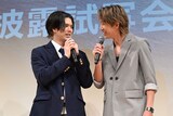 「アオショー！」完成披露試写会にて、RAN（左）のトークをサポートする小山慶一郎（右）