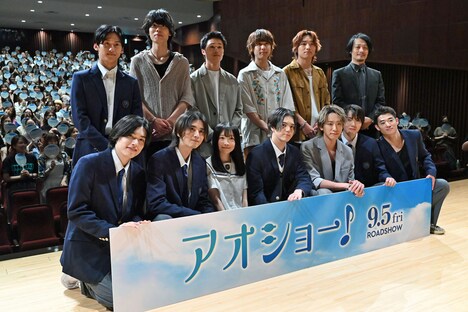 前列左から福崎那由他、飯島寛騎、山川ひろみ、RAN、小山慶一郎、小泉光咲、三浦獠太。後列左から大川泰雅、moon drop、山口喬司