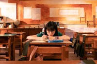 「ひとつの机、ふたつの制服」場面写真