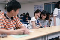 「ひとつの机、ふたつの制服」場面写真