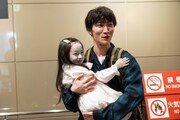 「事故物件ゾク 恐い間取り」のメイキング写真。お化け役の子役を“お姫様抱っこ”する渡辺翔太