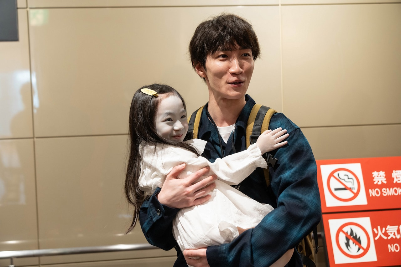 「事故物件ゾク 恐い間取り」のメイキング写真。お化け役の子役を“お姫様抱っこ”する渡辺翔太