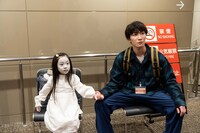 「事故物件ゾク 恐い間取り」のメイキング写真。お化け役の子役（左）と手をつなぐ渡辺翔太（右）