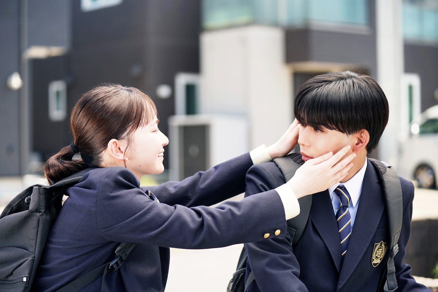 「恋に至る病」新場面写真より、山田杏奈演じる寄河景（左）と長尾謙杜演じる宮嶺望（右）