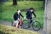 「恋に至る病」新場面写真より、山田杏奈演じる寄河景（左）と長尾謙杜演じる宮嶺望（右）