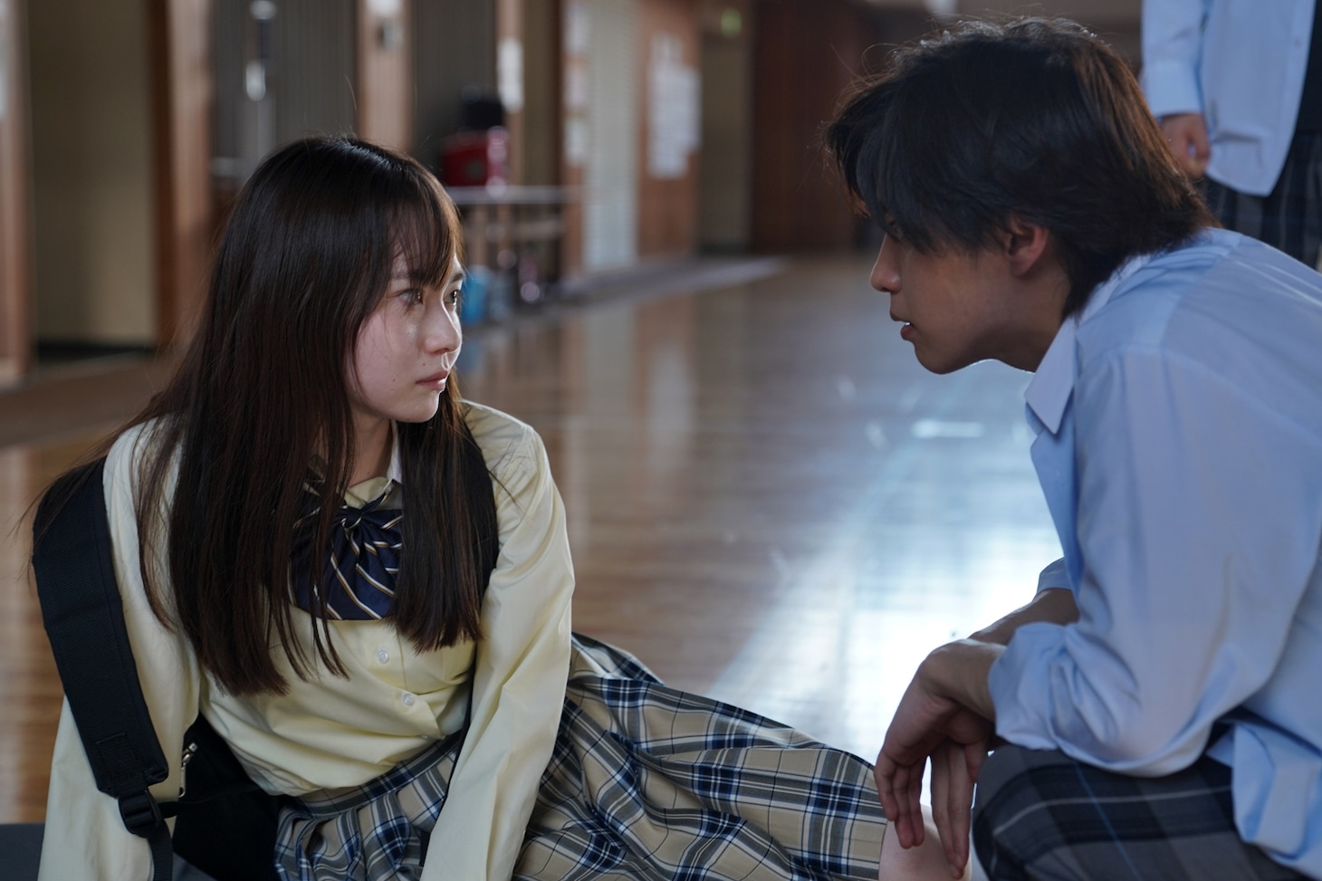 「恋に至る病」新場面写真より、山田杏奈演じる寄河景（左）と醍醐虎汰朗演じる根津原あきら（右）