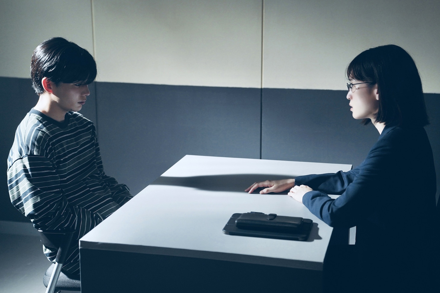 「恋に至る病」新場面写真より、長尾謙杜演じる宮嶺望（左）と前田敦子演じる刑事の入見遠子（右）