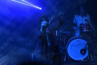 「旋律と結晶」を歌う佐藤健（中央）