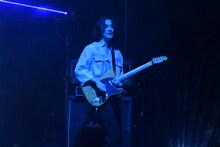 「旋律と結晶」のライブでギターを弾く町田啓太