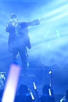 「旋律と結晶」を披露する佐藤健