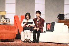 宮崎優（左）のそばにちょこんと座る佐藤健（右）