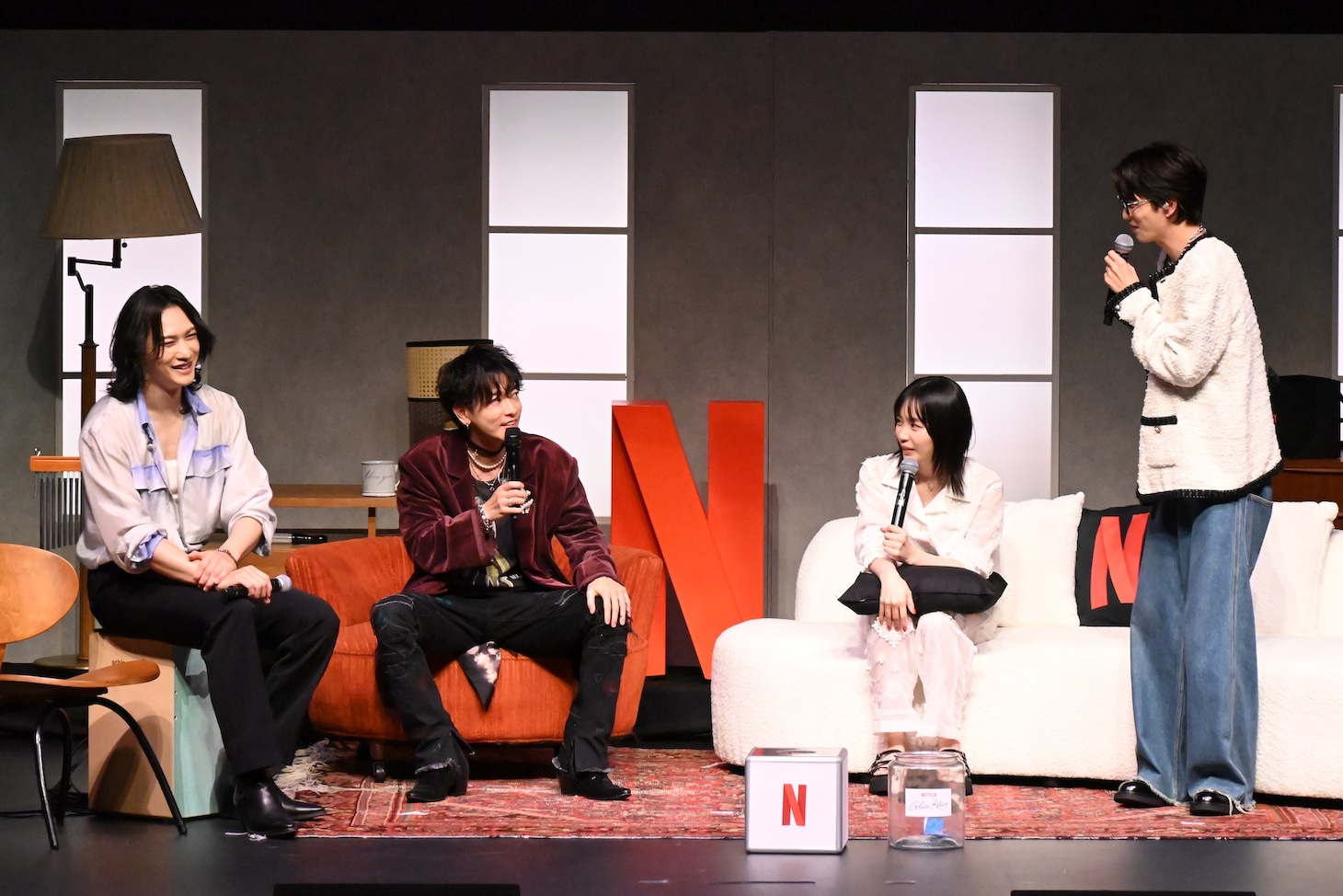 「グラスハート」世界最速試写会イベントにて、抽選でプレゼント企画が行われた様子