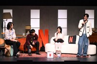 佐藤健（中央左）のまねをする志尊淳（右）