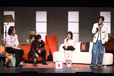 佐藤健（中央左）のまねをする志尊淳（右）