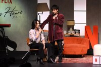 左から町田啓太、佐藤健