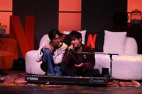 「永遠前夜」ライブの様子。歌唱する佐藤健（右）をすぐ隣で見つめる志尊淳（左）