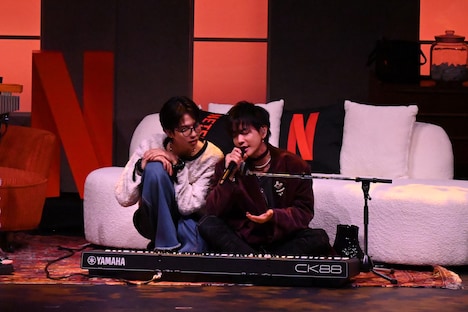 「永遠前夜」ライブの様子。歌唱する佐藤健（右）をすぐ隣で見つめる志尊淳（左）