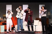 「グラスハート」世界最速試写会イベントにて、抽選でプレゼント企画が行われた様子