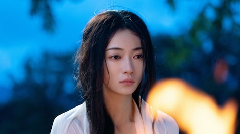 中国ドラマ「墨雨雲間～美しき復讐～」より、ウー・ジンイエン（呉謹言）演じる薛芳菲（せつほうひ）。幸せな結婚生活を送っていた彼女だが、ある晩、身に覚えのない姦通の罪に問われる