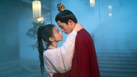 ウー・ジンイエン（呉謹言）演じる薛芳菲（左）とワン・シンユエ（王星越）演じる蕭蘅（右）。2人は互いを利用しながら危険な恋に落ちていく