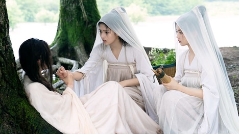 九死に一生を得た薛芳菲（せつほうひ）は、姜梨（きょうり）という娘に救われる。姜梨を演じたのは、ヤン・チャオユエ（楊超越 / 右）