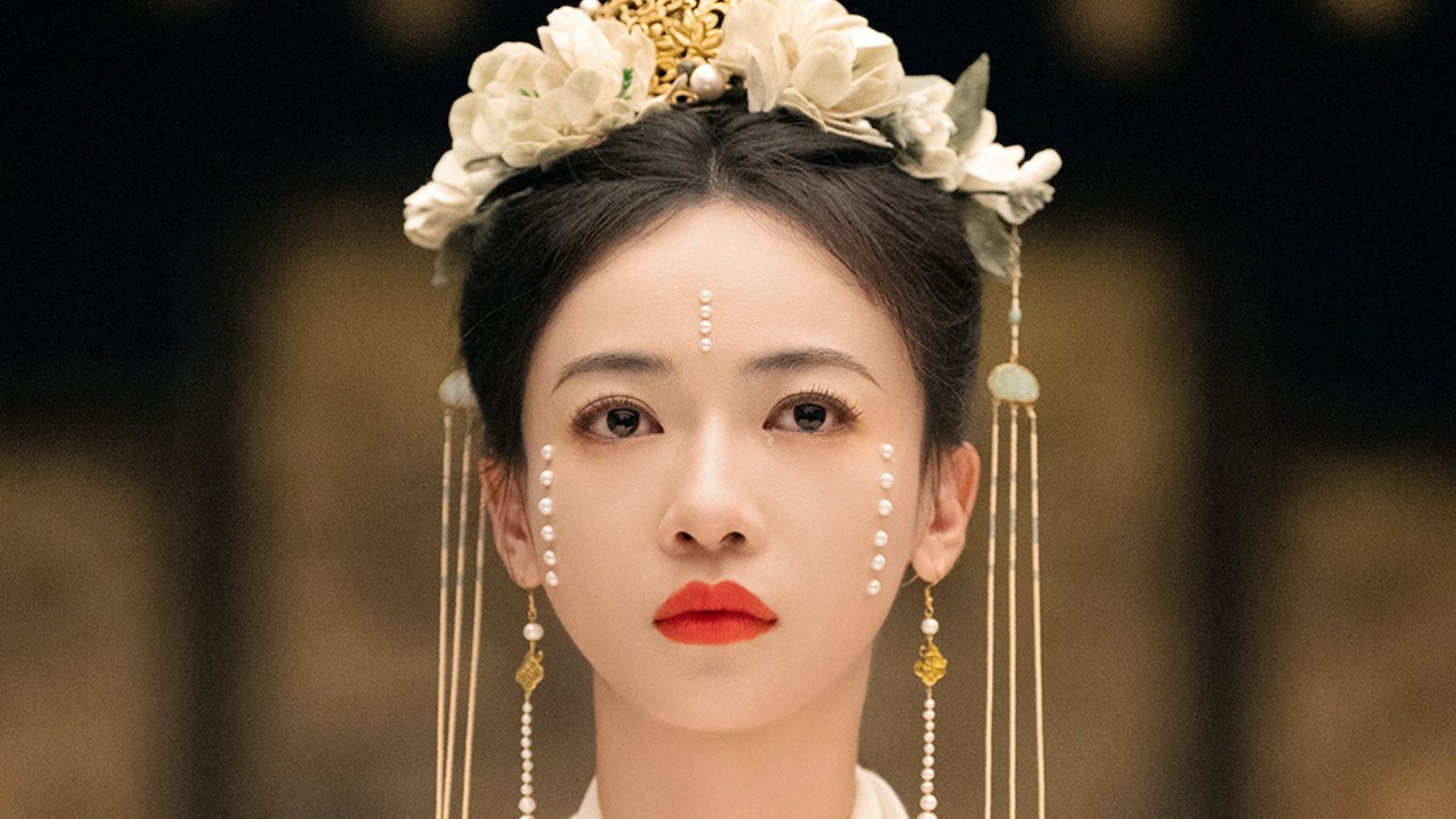 別人に成り代わり壮絶な復讐に挑む薛芳菲（せつほうひ）。演じるのは中国ドラマ「瓔珞＜エイラク＞～紫禁城に燃ゆる逆襲の王妃～」などで知られるウー・ジンイエン（呉謹言）