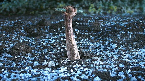 愛する夫に裏切られたヒロインの薛芳菲（せつほうひ）は、山奥で生き埋めにされる。演じるのは中国ドラマ「瓔珞＜エイラク＞～紫禁城に燃ゆる逆襲の王妃～」などで知られるウー・ジンイエン（呉謹言）